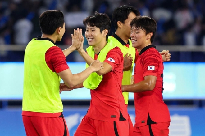 ASIAD 19: Tiền đạo Hàn Quốc bị đối thủ đánh nguội ngay trên sân, cách đáp trả của anh này sau đó khiến fan bật cười - Ảnh 4.