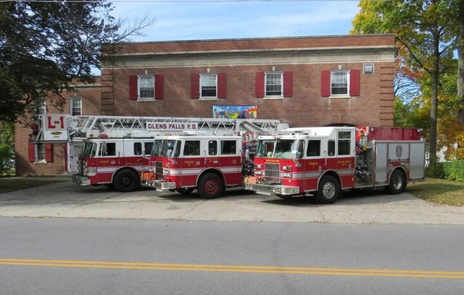 Cảnh s&aacute;t lao đi cứu hỏa, h&oacute;a ra đ&aacute;m ch&aacute;y l&agrave; m&agrave;n trang tr&iacute; Halloween y như thật - Ảnh 3.