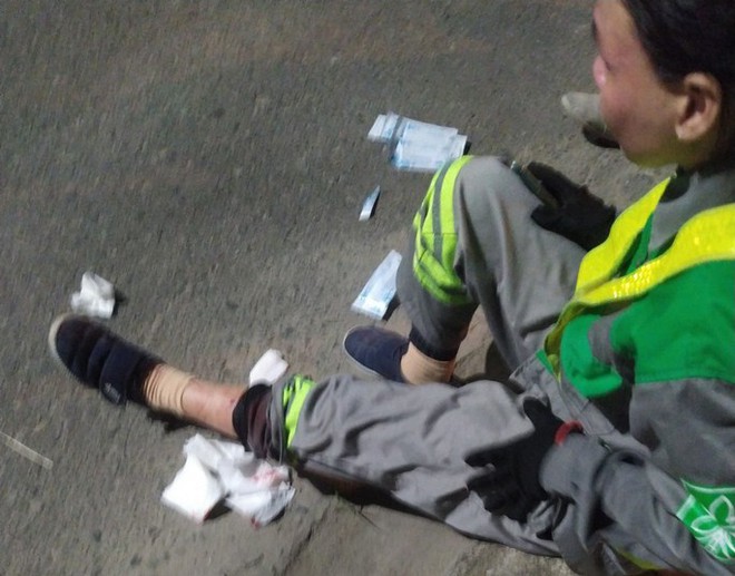 Hai nữ c&ocirc;ng nh&acirc;n qu&eacute;t r&aacute;c bị nh&oacute;m thanh ni&ecirc;n d&ugrave;ng s&uacute;ng bắn l&uacute;c rạng s&aacute;ng - Ảnh 2.