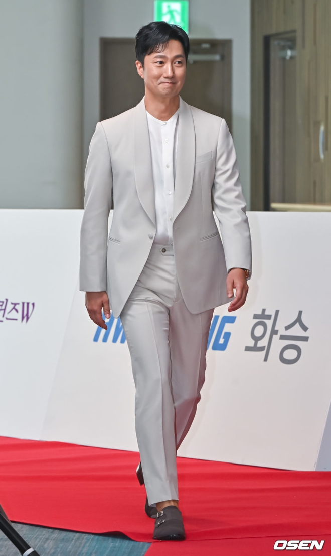 Thảm đỏ Buil Film Awards: Park Bo Young hack tuổi lấn át nữ thần Kpop, D.O. (EXO) - Kim Seon Ho so visual cực gắt - Ảnh 20.