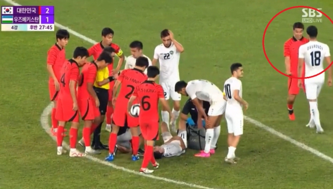 ASIAD 19: Tiền đạo Hàn Quốc bị đối thủ đánh nguội ngay trên sân, cách đáp trả của anh này sau đó khiến fan bật cười - Ảnh 2.