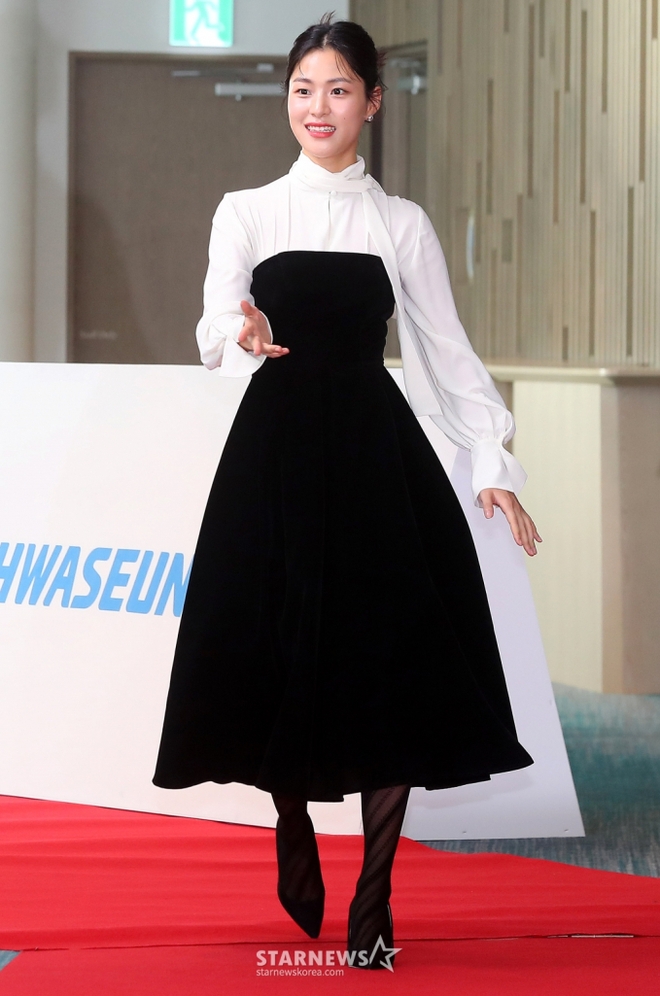 Thảm đỏ Buil Film Awards: Park Bo Young hack tuổi lấn át nữ thần Kpop, D.O. (EXO) - Kim Seon Ho so visual cực gắt - Ảnh 18.