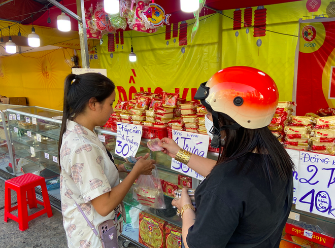 TPHCM: Bánh trung thu chỉ còn 20k/cái, tiểu thương treo bảng điểm giải cứu, hẹn lại mùa sau - Ảnh 3.