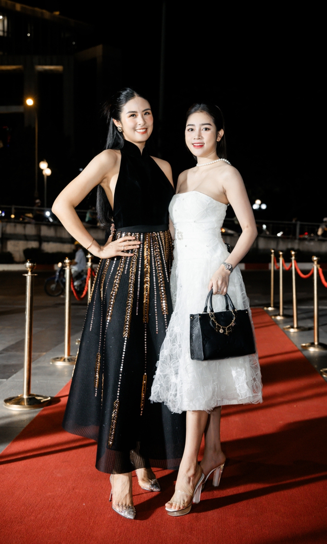 Hoa hậu Ngọc Hân và dàn sao Việt đổ bộ thảm đỏ ra mắt phim Giao Lộ 8675 tại Hà Nội - Ảnh 1.