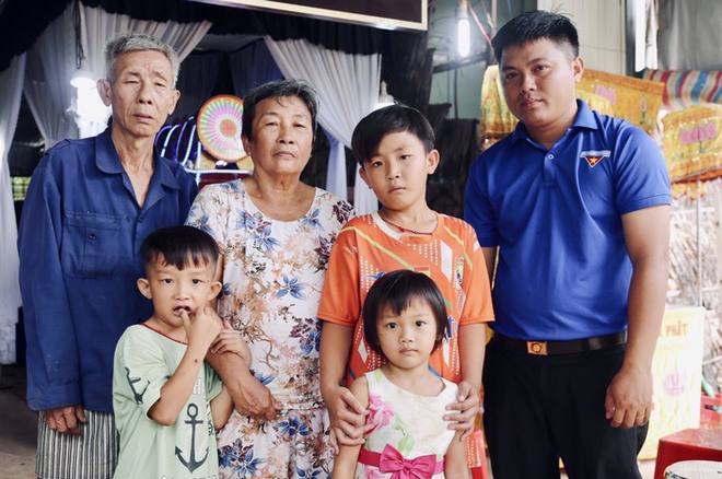 Mẹ đột ngột qua đời để lại 3 con nhỏ mồ c&ocirc;i b&ecirc;n &ocirc;ng b&agrave; ngoại gi&agrave; yếu - Ảnh 6.