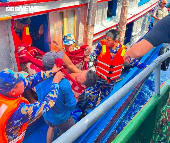 Một thuyền viên ở Phú Yên bị cá cờ đâm thủng bụng - Ảnh 1.