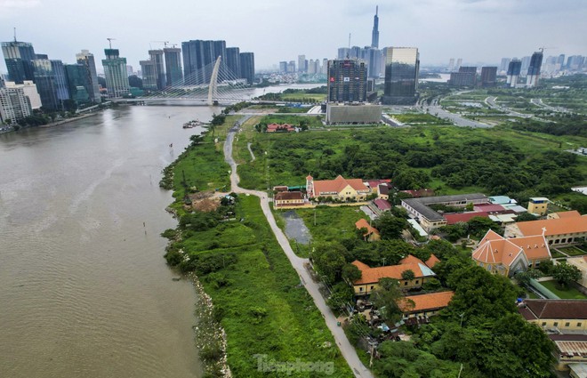 Cận cảnh điểm xem ph&aacute;o hoa đỉnh nhất tại TPHCM từ năm 2024 - Ảnh 1.