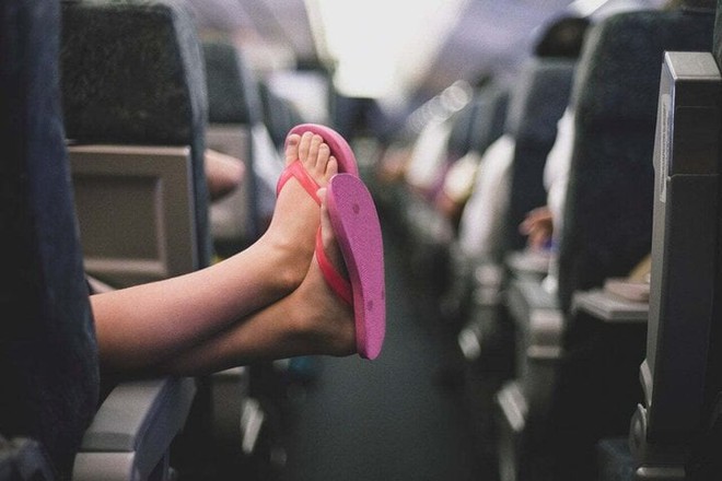 L&yacute; do tuyệt đối tr&aacute;nh đi d&eacute;p xỏ ng&oacute;n tr&ecirc;n m&aacute;y bay - Ảnh 1.