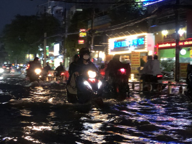 Người dân TP HCM vất vả về nhà sau trận mưa chiều - Ảnh 5.