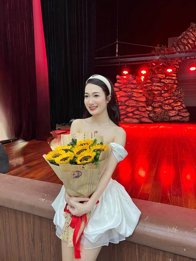 Phim Việt xuất hiện t&acirc;n binh n&oacute;ng bỏng c&ograve;n diễn hay lấn &aacute;t nữ ch&iacute;nh, diện mạo ngo&agrave;i đời xinh hơn cả tr&ecirc;n phim - Ảnh 9.