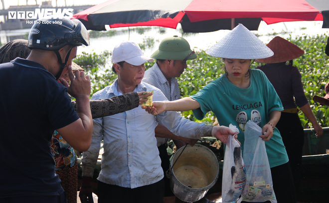 Hơn 50 tấn c&aacute; lồng chết phơi bụng, n&ocirc;ng d&acirc;n H&agrave; Tĩnh trắng tay sau 1 đ&ecirc;m - Ảnh 8.