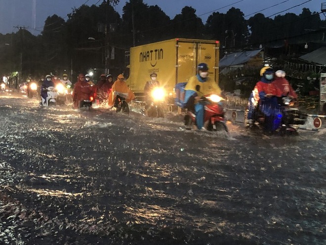 Người dân TP HCM vất vả về nhà sau trận mưa chiều - Ảnh 3.