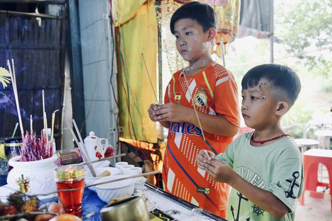 Mẹ đột ngột qua đời để lại 3 con nhỏ mồ c&ocirc;i b&ecirc;n &ocirc;ng b&agrave; ngoại gi&agrave; yếu - Ảnh 3.