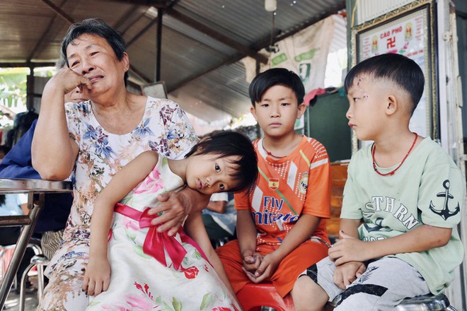 Mẹ đột ngột qua đời để lại 3 con nhỏ mồ c&ocirc;i b&ecirc;n &ocirc;ng b&agrave; ngoại gi&agrave; yếu - Ảnh 1.