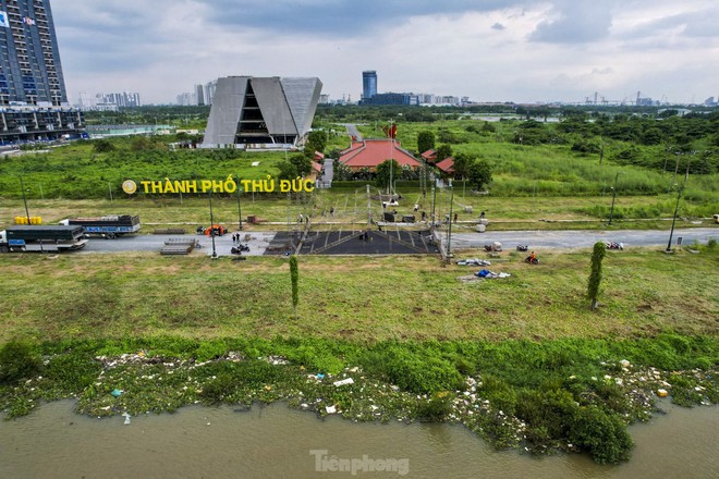 Cận cảnh điểm xem ph&aacute;o hoa đỉnh nhất tại TPHCM từ năm 2024 - Ảnh 4.