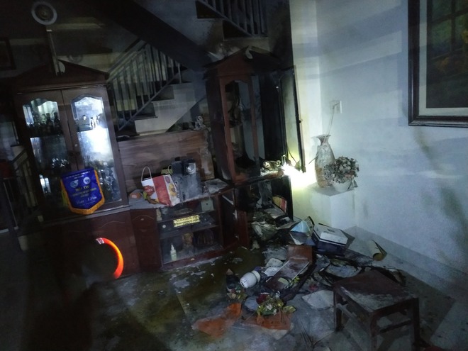 Cứu 1 gia đình mắc kẹt trong căn nhà bốc cháy ở Đà Nẵng - Ảnh 4.