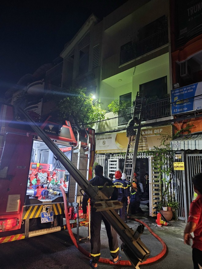 Cứu 1 gia đình mắc kẹt trong căn nhà bốc cháy ở Đà Nẵng - Ảnh 3.