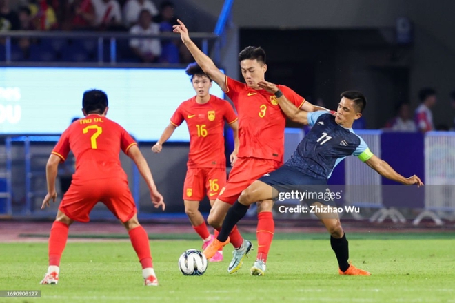 AFC ra quyết định nghiêm khắc, tuyển Trung Quốc mất “vũ khí bí mật” cao 1m93 cho trận đấu gặp tuyển Việt Nam - Ảnh 2.