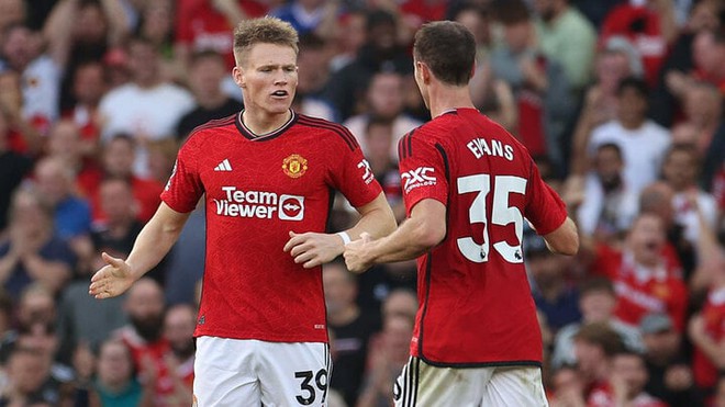 Kết quả Ngoại Hạng Anh: Ghi 2 b&agrave;n ph&uacute;t b&ugrave; giờ, Man Utd chật vật thắng Brentford - Ảnh 2.