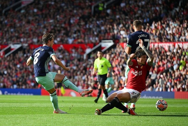 Kết quả Ngoại Hạng Anh: Ghi 2 b&agrave;n ph&uacute;t b&ugrave; giờ, Man Utd chật vật thắng Brentford - Ảnh 1.
