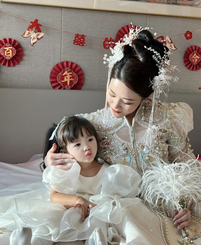 Vợ chồng Đ&ocirc;ng Nhi dự đ&aacute;m cưới em g&aacute;i, nhan sắc c&ocirc; d&acirc;u l&agrave; tiểu thư tập đo&agrave;n g&acirc;y sốt - Ảnh 4.