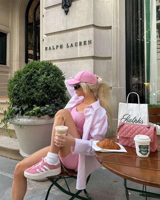 "Barbie nước Pháp" diện đồ màu hồng quanh năm