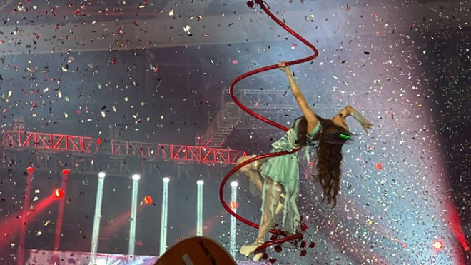 Chi Pu v&agrave; Ph&aacute;p Kiều c&ugrave;ng đu bay tr&ecirc;n s&acirc;n khấu Rap Việt Concert,  đọ d&aacute;ng khi catwalk cực slay! - Ảnh 4.