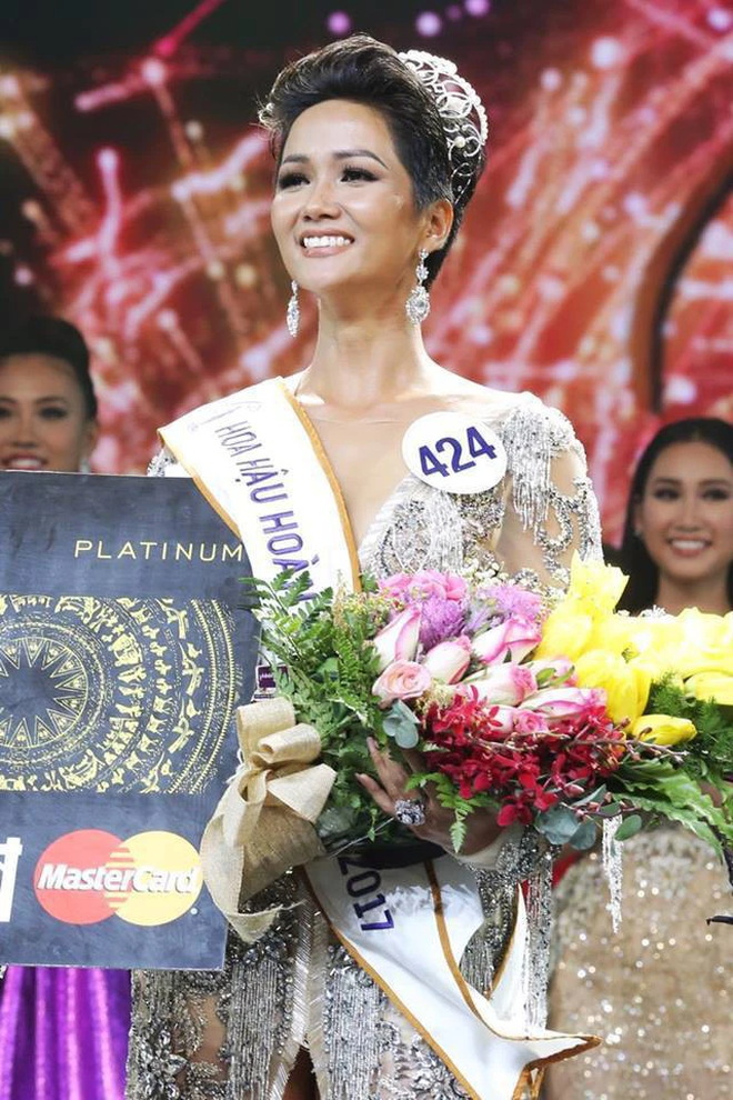 H\&apos;Hen Niê diện đầm trắng tôn thềm ngực gợi cảm, chiếm spotlight tại Hoa hậu Hoàn vũ Việt Nam 2023 - Ảnh 6.