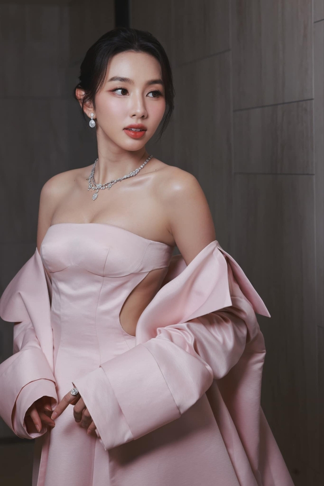 Siêu thảm đỏ châu Á: Hoa hậu Thuỳ Tiên so kè ác nữ Lim Ji Yeon, Trấn Thành chung khung hình với cả dàn sao khủng - Ảnh 5.