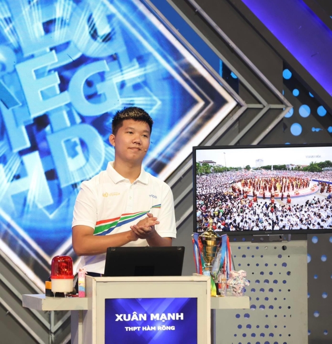 Lê Xuân Mạnh - Quán quân Olympia 2023: Fan MU, lấy Siêu Cup của CLB Thanh Hoá làm niềm cảm hứng - Ảnh 1.