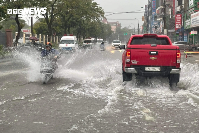 H&agrave; Tĩnh nhiều nơi ngập s&acirc;u, người d&acirc;n vất vả di dời t&agrave;i sản trong đ&ecirc;m - Ảnh 11.