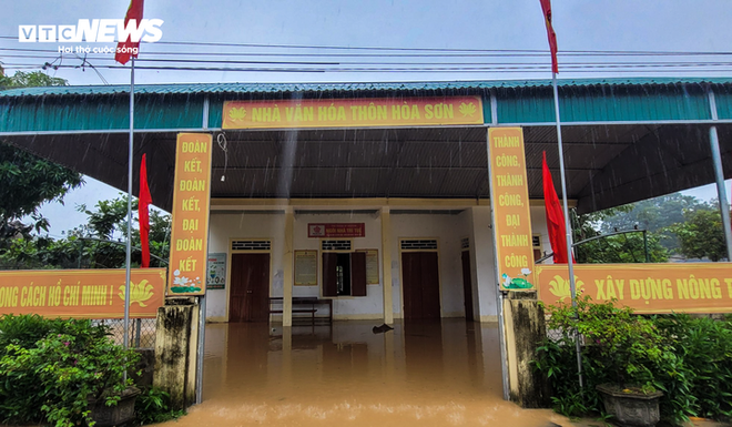 H&agrave; Tĩnh nhiều nơi ngập s&acirc;u, người d&acirc;n vất vả di dời t&agrave;i sản trong đ&ecirc;m - Ảnh 10.