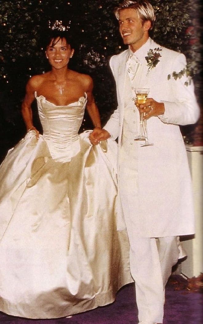 Siêu đám cưới David - Victoria Beckham ở lâu đài: Tốn hơn 24 tỷ, khách mời toàn sao khủng, chuyên cơ chở váy cưới xuyên Đại Tây Dương 4 lần - Ảnh 11.