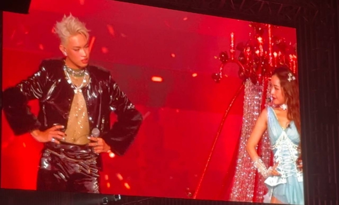 Chi Pu v&agrave; Ph&aacute;p Kiều c&ugrave;ng đu bay tr&ecirc;n s&acirc;n khấu Rap Việt Concert,  đọ d&aacute;ng khi catwalk cực slay! - Ảnh 1.