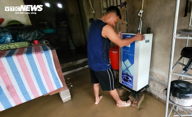 H&agrave; Tĩnh nhiều nơi ngập s&acirc;u, người d&acirc;n vất vả di dời t&agrave;i sản trong đ&ecirc;m - Ảnh 9.