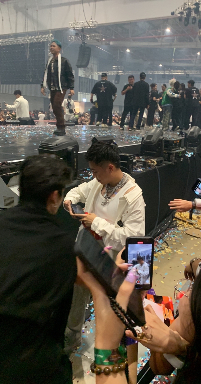 Rapper hôn vợ đắm đuối, DLow quá đẹp trai lọt vào ống kính của fan tại concert Rap Việt - Ảnh 6. Rapper hôn vợ đắm đuối, DLow quá đẹp trai lọt vào ống kính của fan tại concert Rap Việt - Ảnh 6.