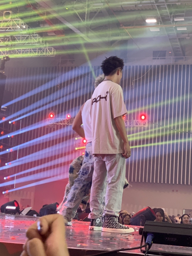 Rapper hôn vợ đắm đuối, DLow quá đẹp trai lọt vào ống kính của fan tại concert Rap Việt - Ảnh 5. Rapper hôn vợ đắm đuối, DLow quá đẹp trai lọt vào ống kính của fan tại concert Rap Việt - Ảnh 5.