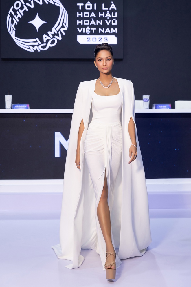 H\&apos;Hen Niê diện đầm trắng tôn thềm ngực gợi cảm, chiếm spotlight tại Hoa hậu Hoàn vũ Việt Nam 2023 - Ảnh 3.
