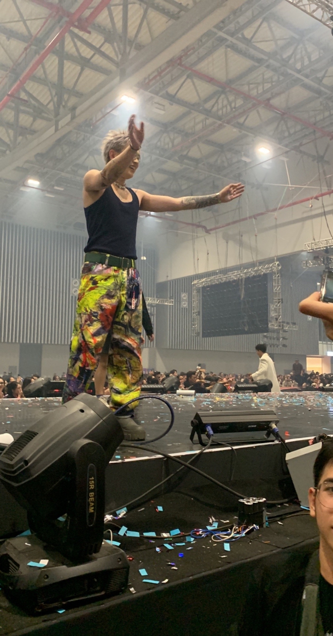 Rapper hôn vợ đắm đuối, DLow quá đẹp trai lọt vào ống kính của fan tại concert Rap Việt - Ảnh 3. Rapper hôn vợ đắm đuối, DLow quá đẹp trai lọt vào ống kính của fan tại concert Rap Việt - Ảnh 3.