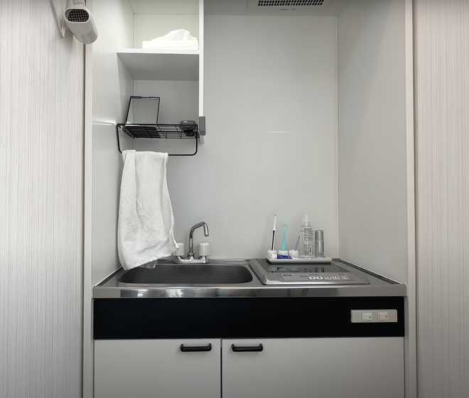 Ch&agrave;ng trai sống trong căn nh&agrave; 7m2 kh&ocirc;ng c&oacute; tủ lạnh v&agrave; bếp, cất quần &aacute;o dưới s&agrave;n nh&agrave; - Ảnh 4.