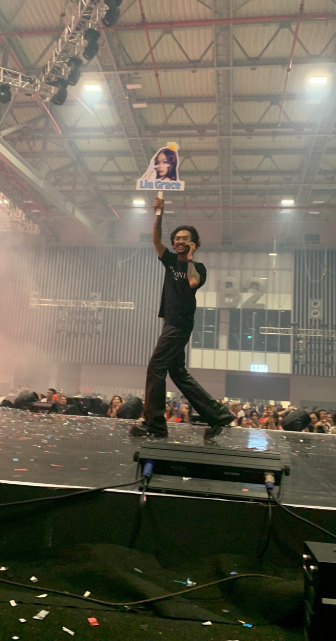 Rapper hôn vợ đắm đuối, DLow quá đẹp trai lọt vào ống kính của fan tại concert Rap Việt - Ảnh 2. Rapper hôn vợ đắm đuối, DLow quá đẹp trai lọt vào ống kính của fan tại concert Rap Việt - Ảnh 2.