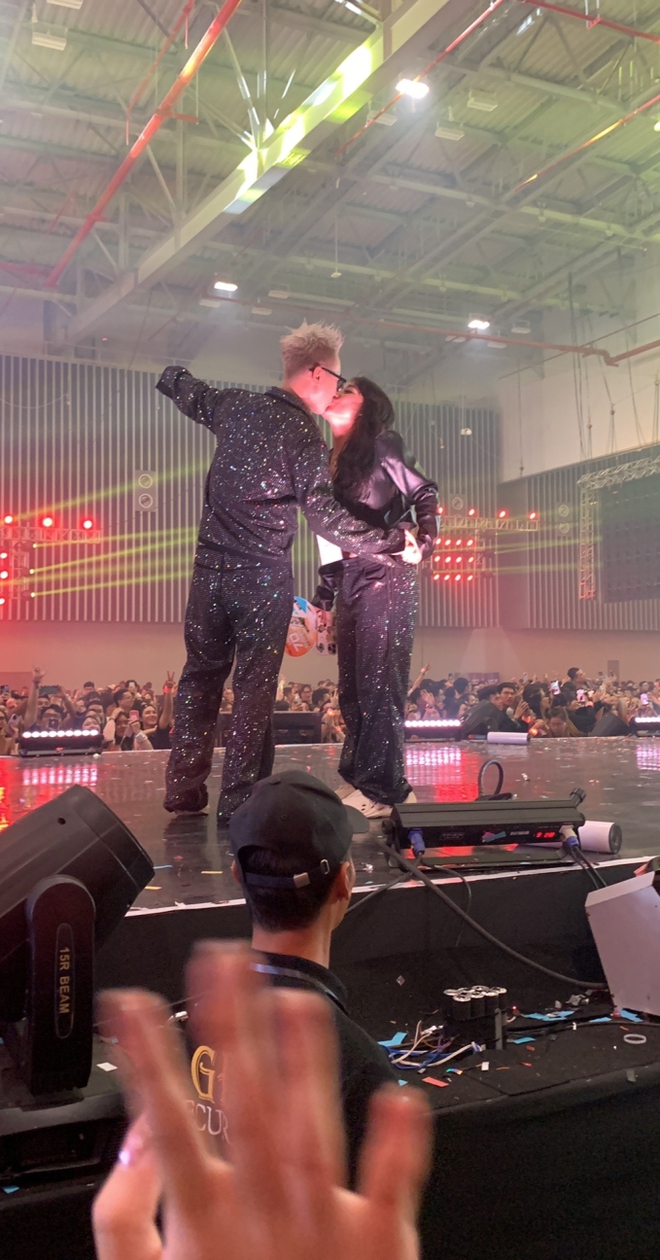 Rapper hôn vợ đắm đuối, DLow quá đẹp trai lọt vào ống kính của fan tại concert Rap Việt - Ảnh 1. Rapper hôn vợ đắm đuối, DLow quá đẹp trai lọt vào ống kính của fan tại concert Rap Việt - Ảnh 1.