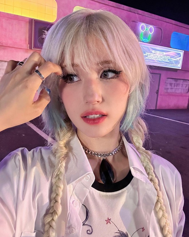 Trưởng nh&oacute;m BTS thoải m&aacute;i quẩy c&ugrave;ng nữ idol nh&agrave; YG - Ảnh 1.