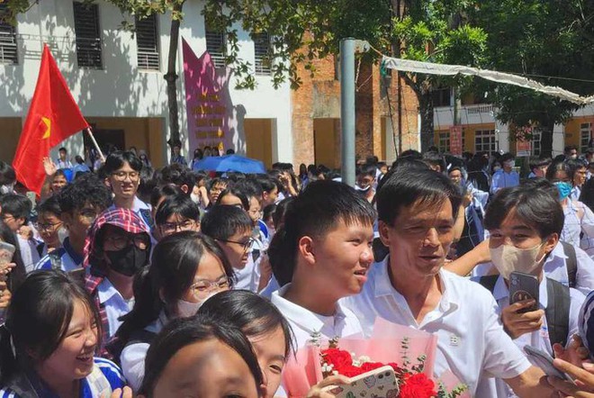 CLIP: Qu&ecirc; nh&agrave; Thanh H&oacute;a ch&agrave;o đ&oacute;n nh&agrave; v&ocirc; địch Đường l&ecirc;n đỉnh Olympia - Ảnh 15.