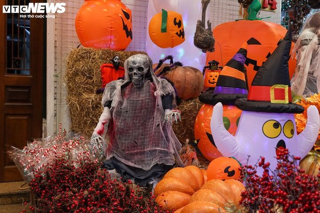 Sau rằm Trung thu, thủ phủ H&agrave;ng M&atilde; lại rực sắc m&agrave;u Halloween - Ảnh 12.