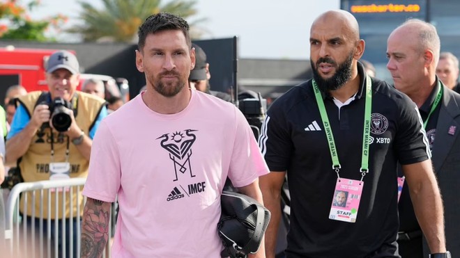 Vệ sĩ của Messi phản ứng cực nhanh khi một fan tr&agrave;n v&agrave;o s&acirc;n, h&agrave;nh động tiếp theo thế n&agrave;o m&agrave; được khen nức nở? - Ảnh 3.