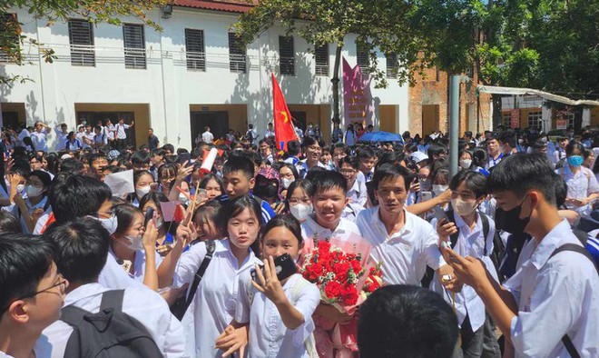 CLIP: Qu&ecirc; nh&agrave; Thanh H&oacute;a ch&agrave;o đ&oacute;n nh&agrave; v&ocirc; địch Đường l&ecirc;n đỉnh Olympia - Ảnh 14.