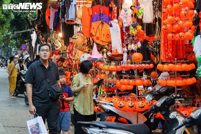 Sau rằm Trung thu, thủ phủ H&agrave;ng M&atilde; lại rực sắc m&agrave;u Halloween - Ảnh 11.