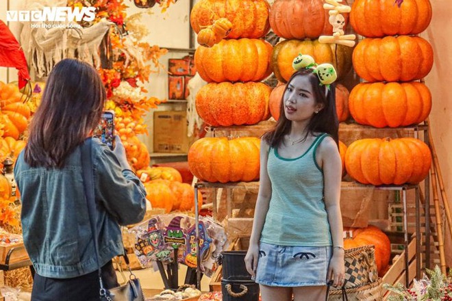 Sau rằm Trung thu, thủ phủ H&agrave;ng M&atilde; lại rực sắc m&agrave;u Halloween - Ảnh 10.