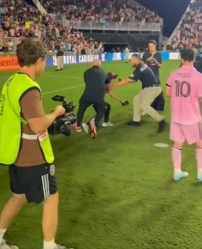 Vệ sĩ của Messi phản ứng cực nhanh khi một fan tr&agrave;n v&agrave;o s&acirc;n, h&agrave;nh động tiếp theo thế n&agrave;o m&agrave; được khen nức nở? - Ảnh 1.